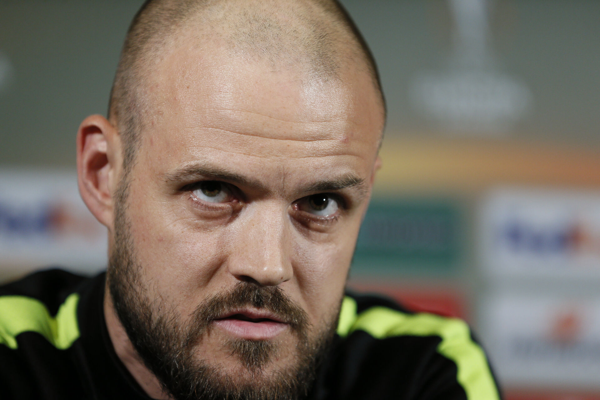 Kristian Bach Bak skuler under et pressemøde