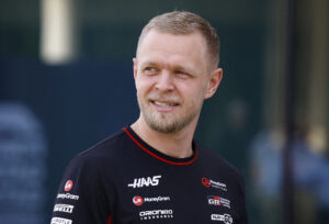 Kevin Magnussen stirrer med lukket mund