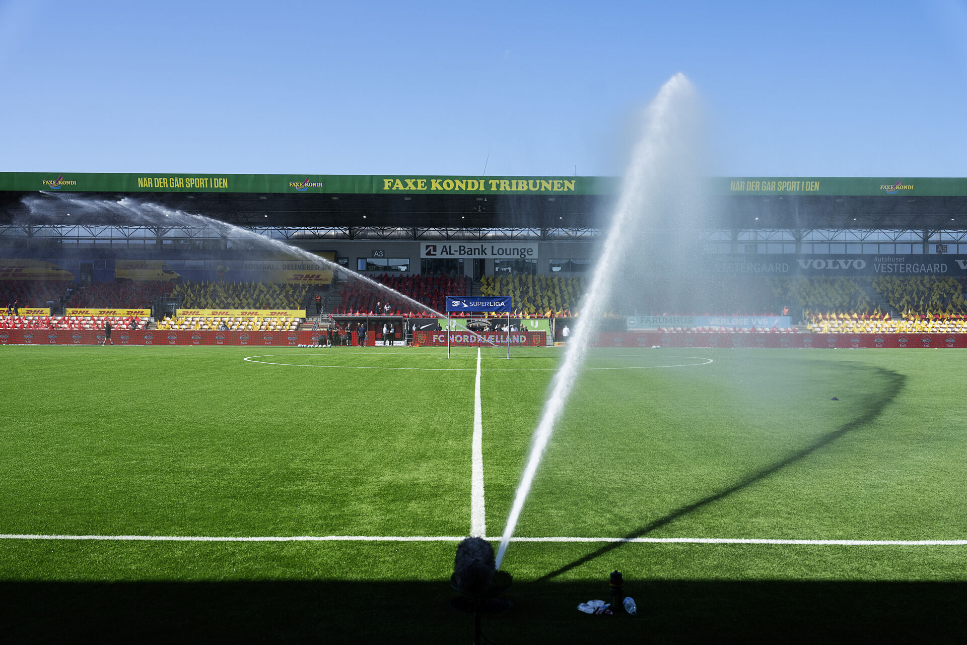 Banen bliver vandet på Right to Dream Park i Farum.