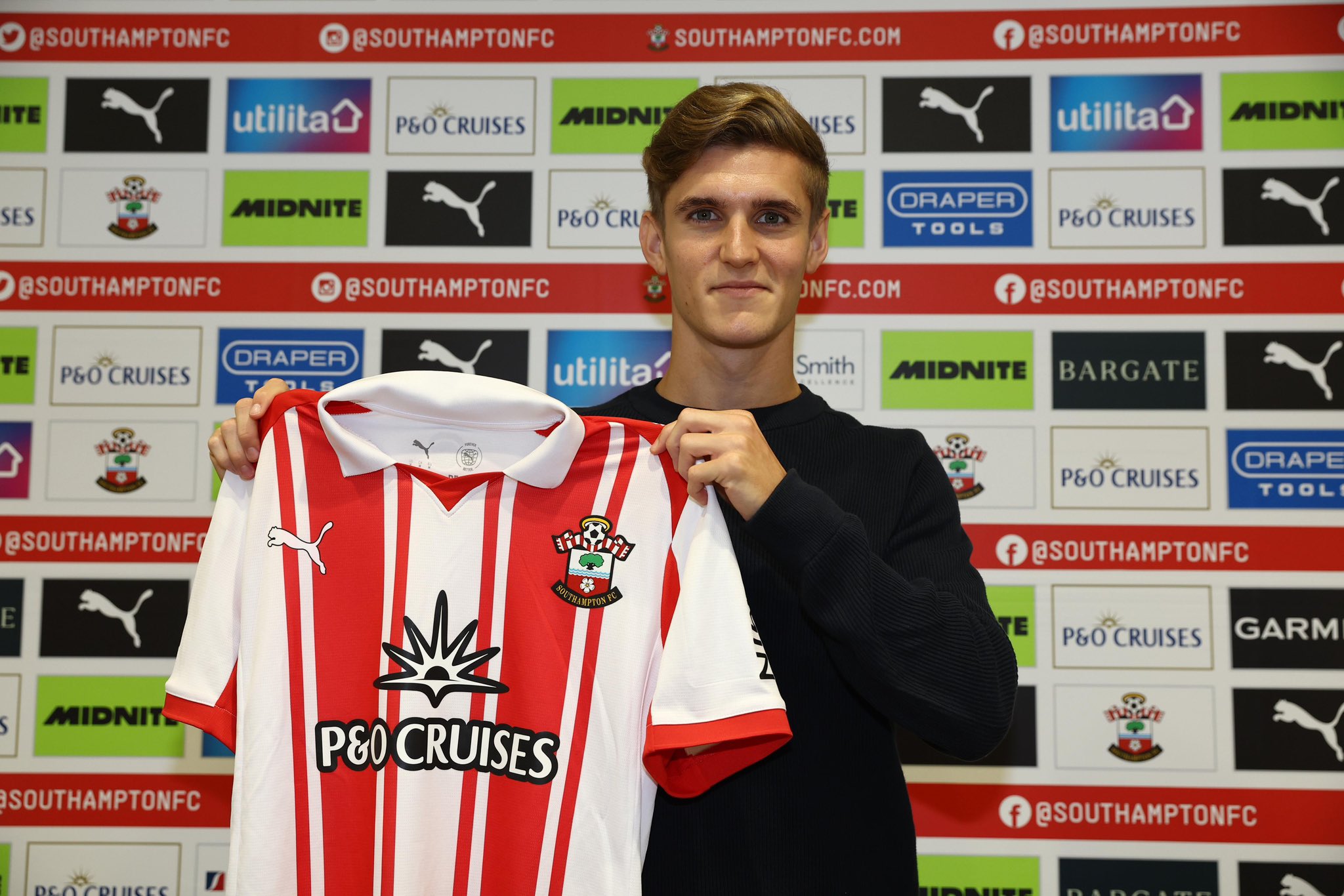 Elias Jelert med sin nye trøje