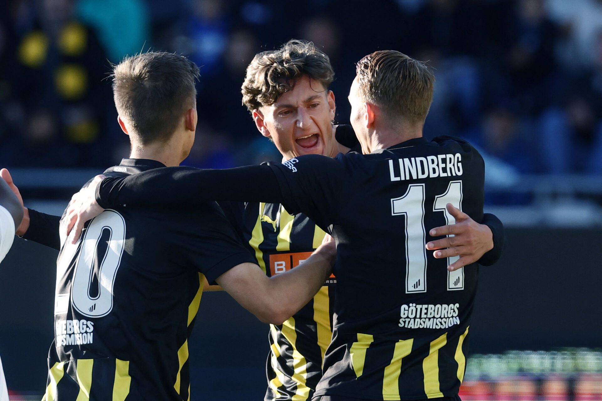 BK Häcken-spillere jubler i klynge.