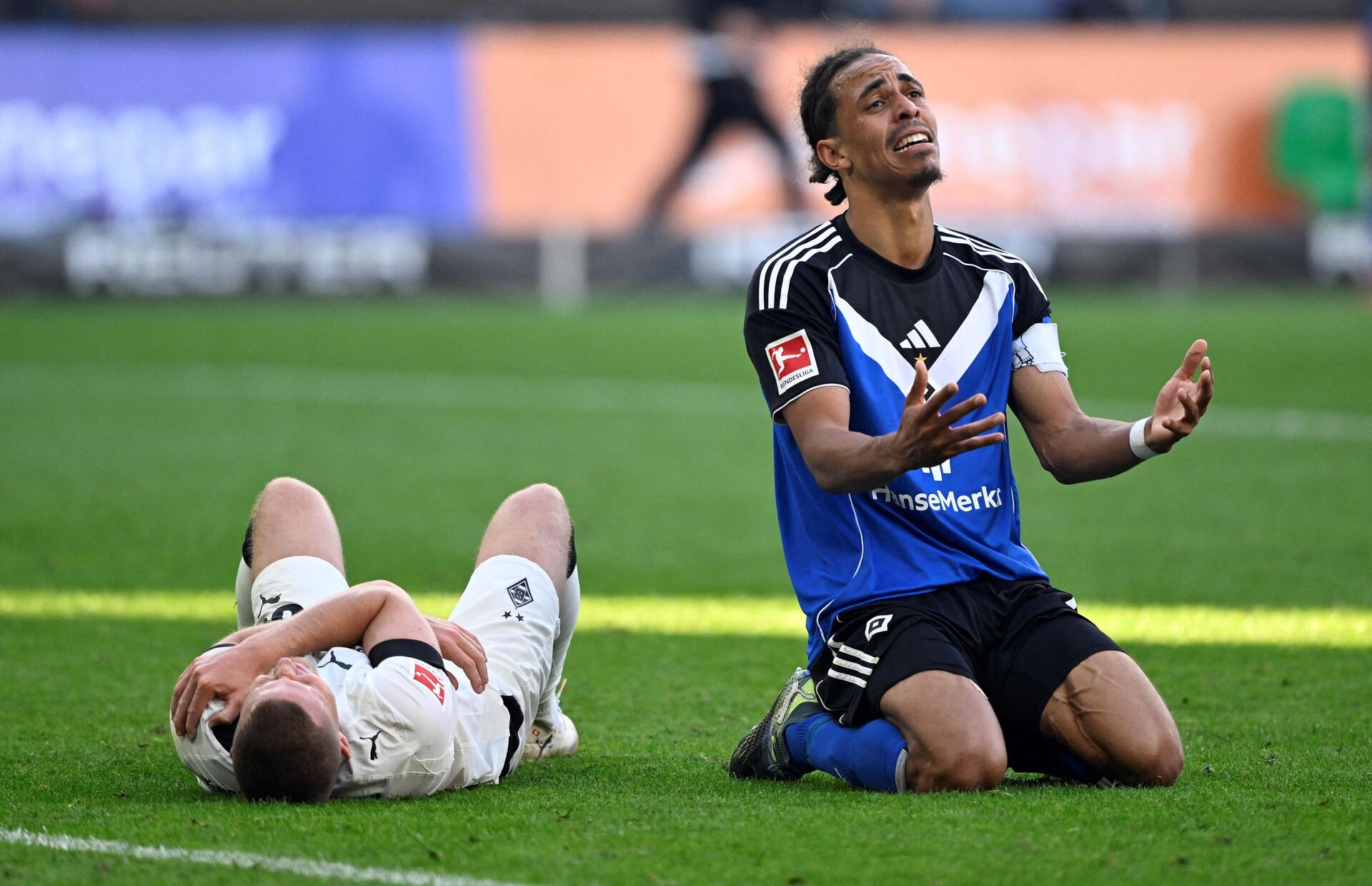 Yussuf Poulsen sidder på knæ og har løftede hænder.