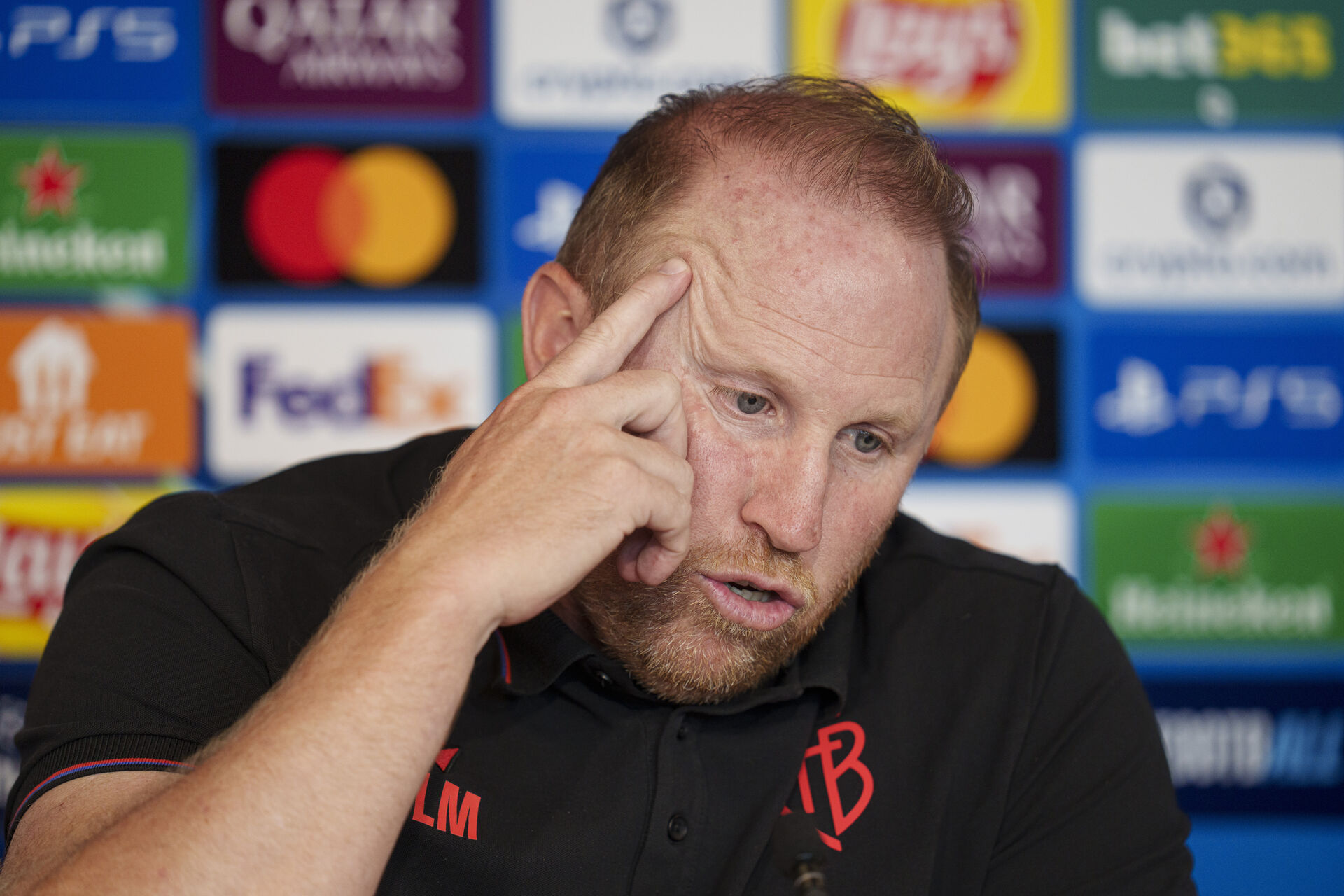 Basels cheftræner på pressemøde.