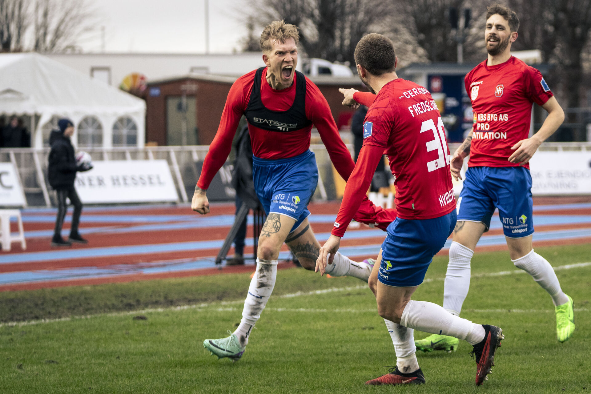 Simon Makienok jubler over en scoring