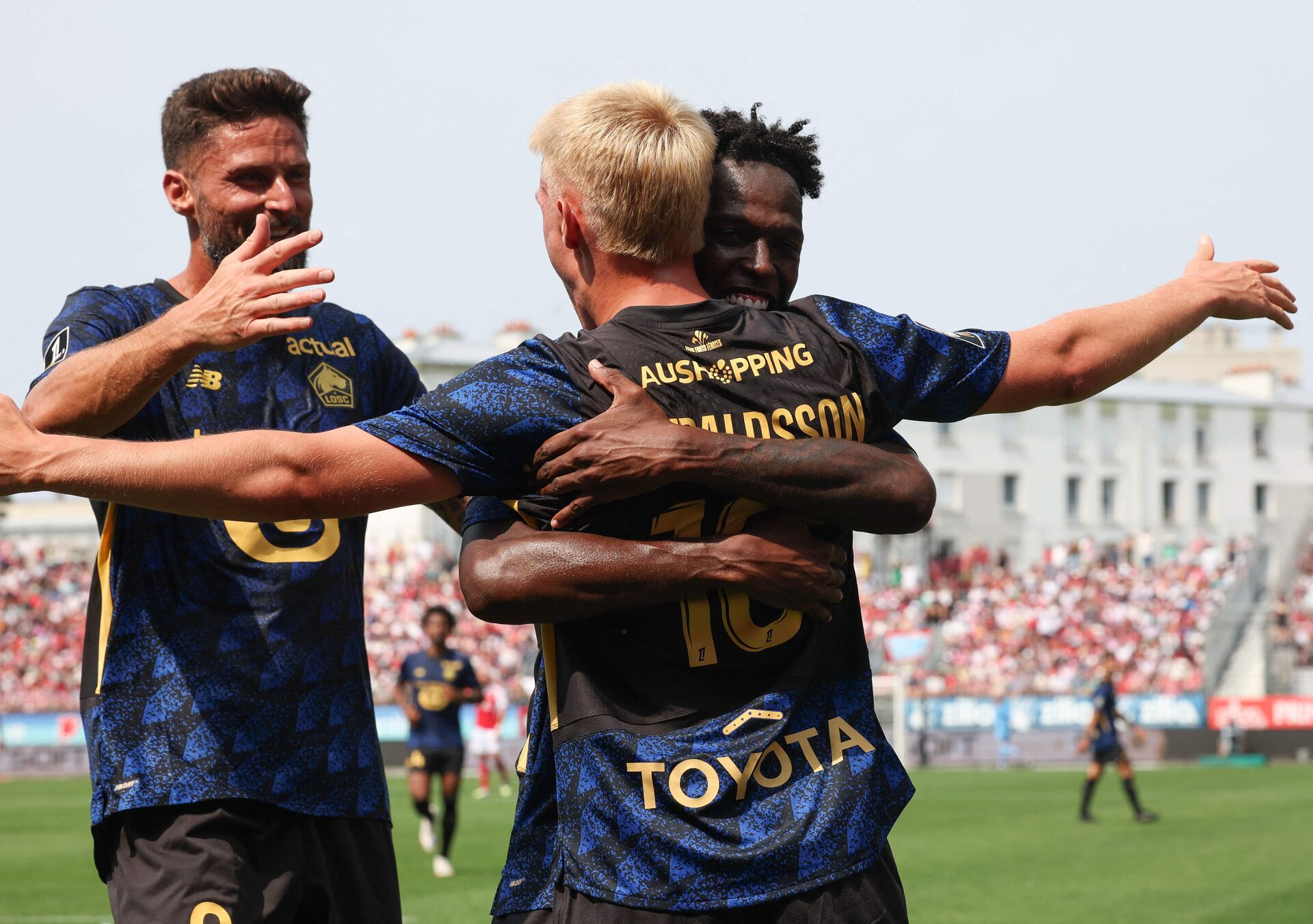 Hakon Haraldsson og Olivier Giroud fejrer en LOSC Lille-scoring