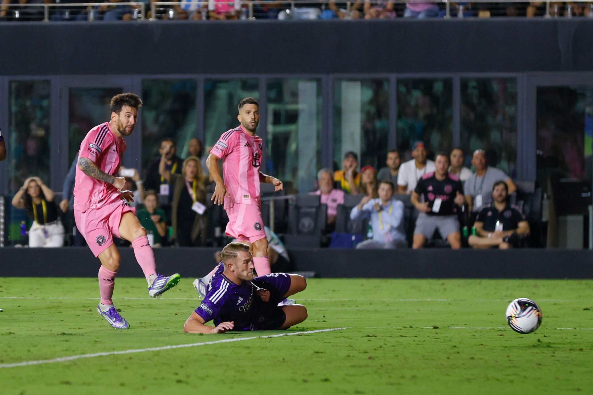 Lionel Messi sparker bolden ind