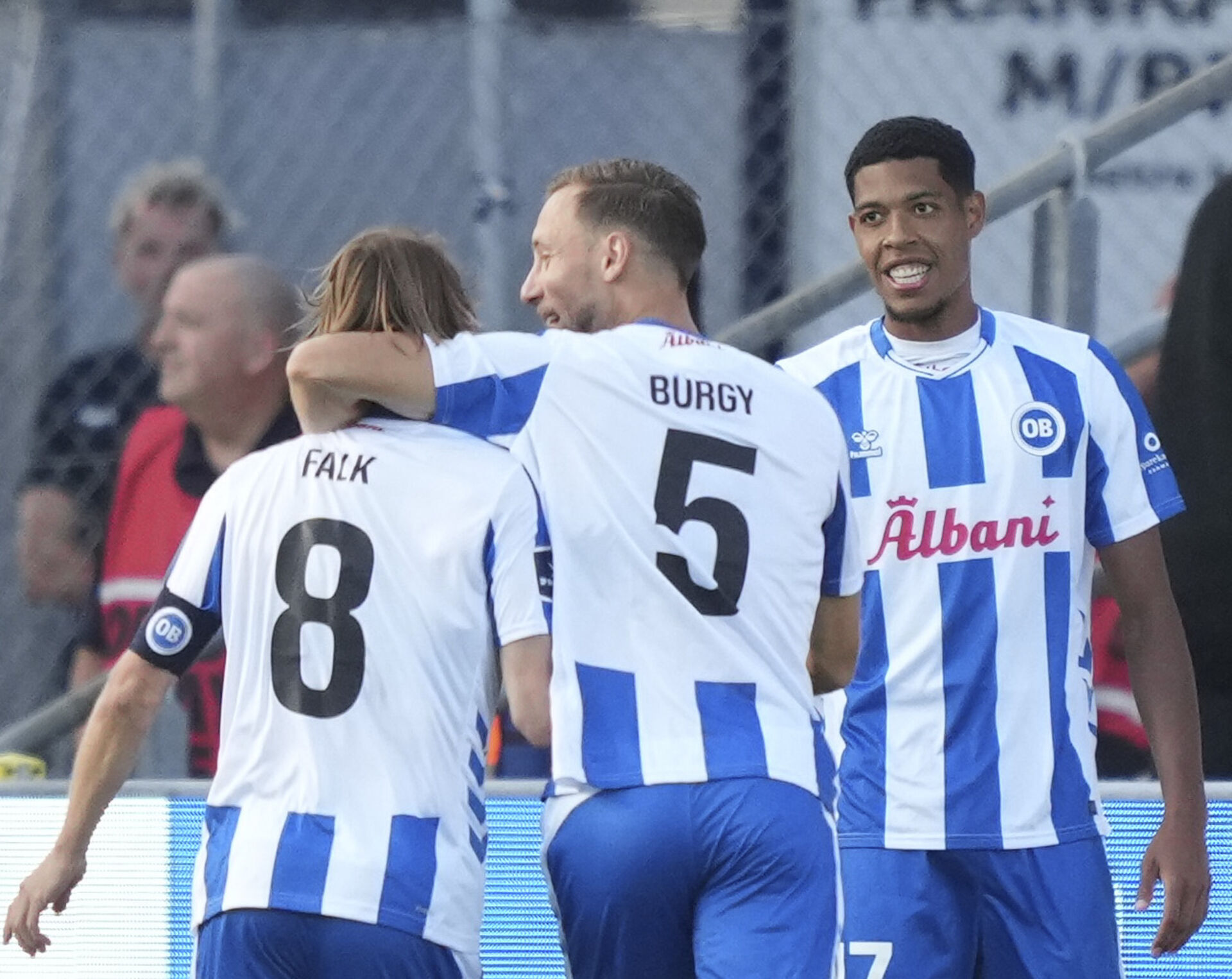 OB-spillere jubler over mål