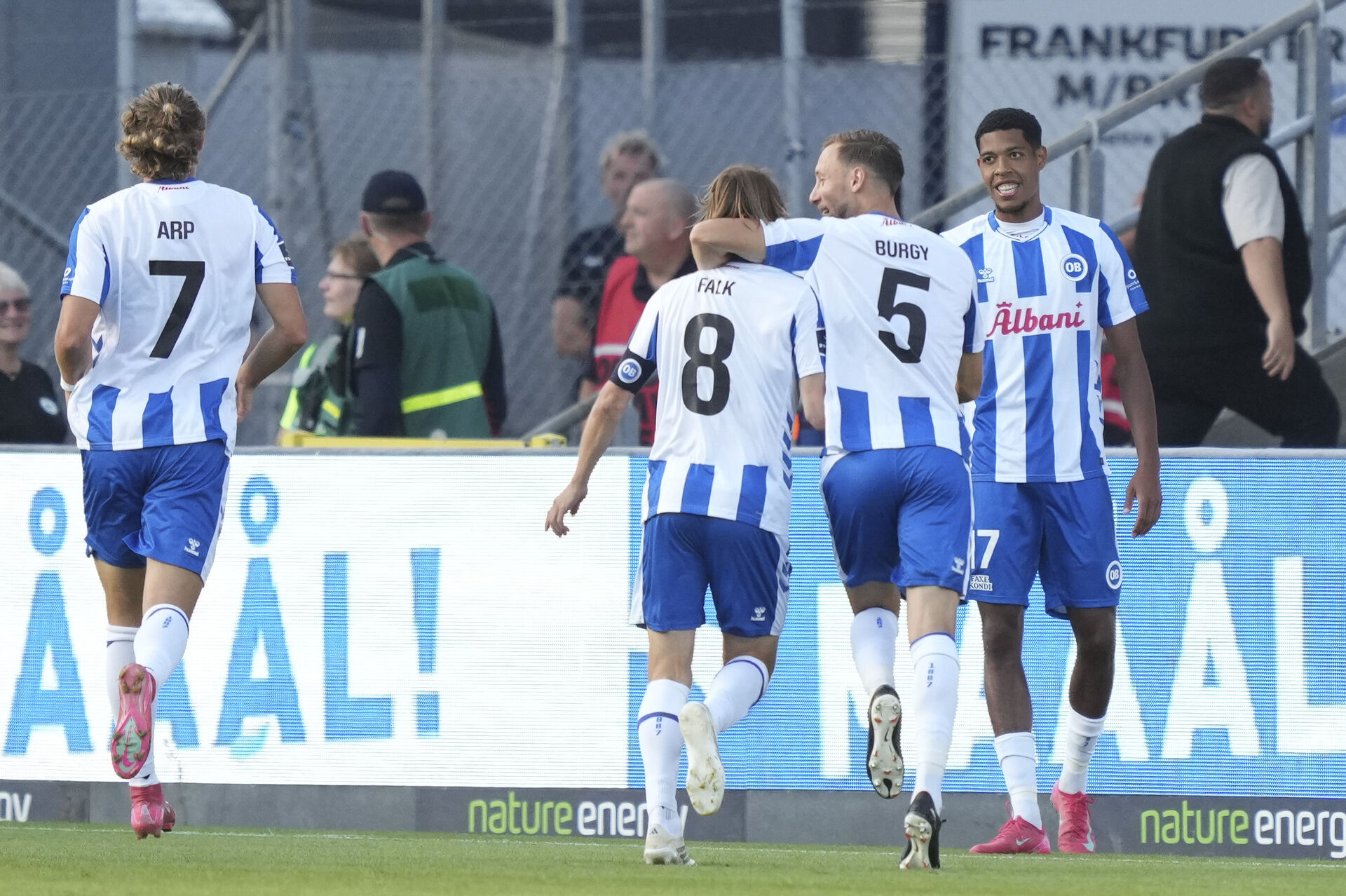 OBs spillere jubler over en scoring mod Randers FC