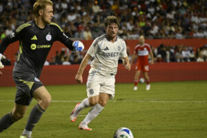 Anders Dreyer jagter bolden.