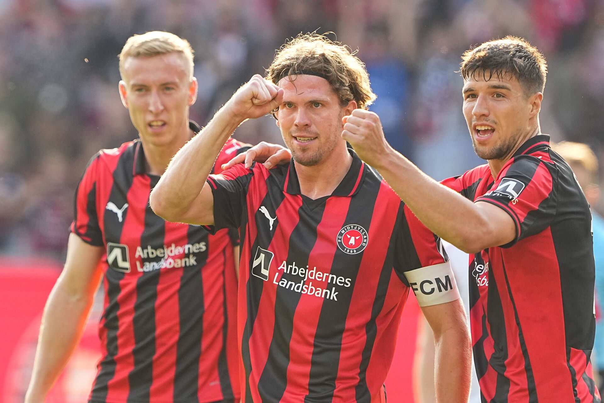 FCM's spillere jubler efter en scoring.