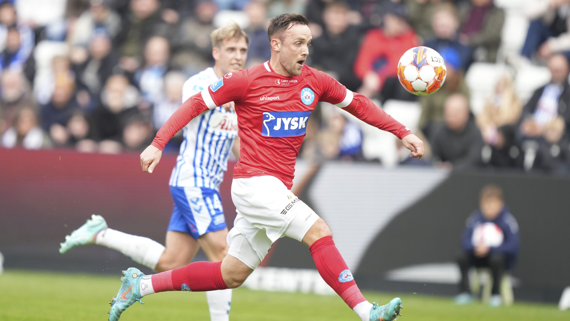 Lasse Vigen Christensen jagter en bold i Silkeborg