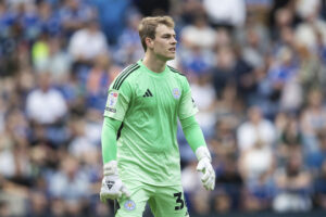 Mads Hermansen i kamp for Leicester City.