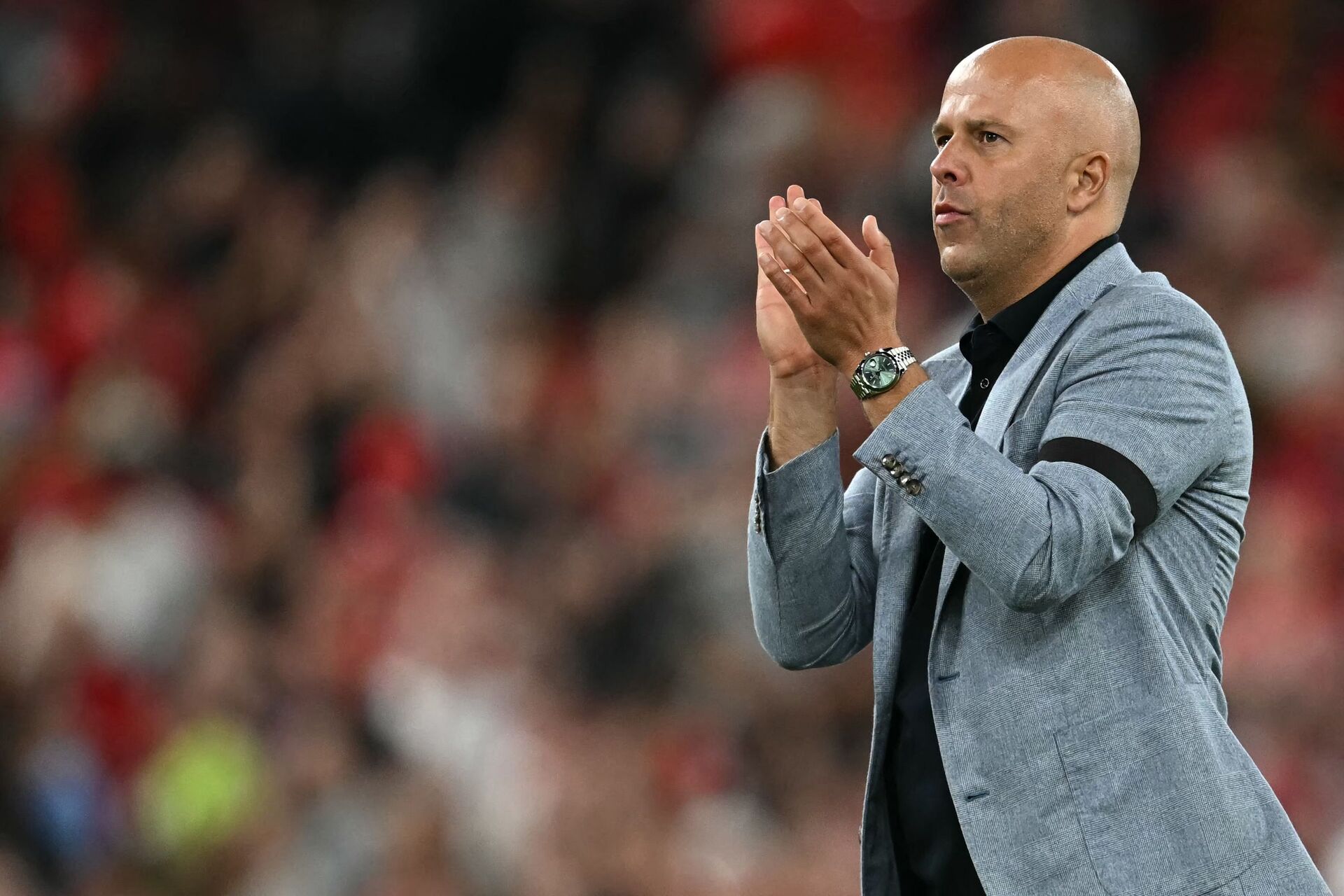 Arne Slot klapper ud til Liverpool-fansene efter en kamp