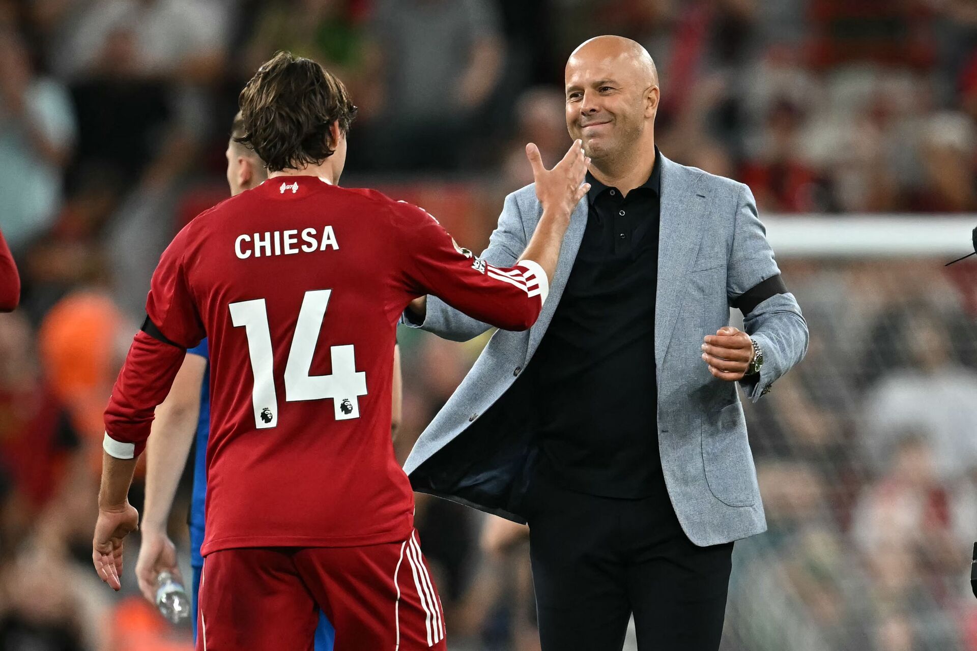 Arne Slot og Federico Chiesa i en high-five.