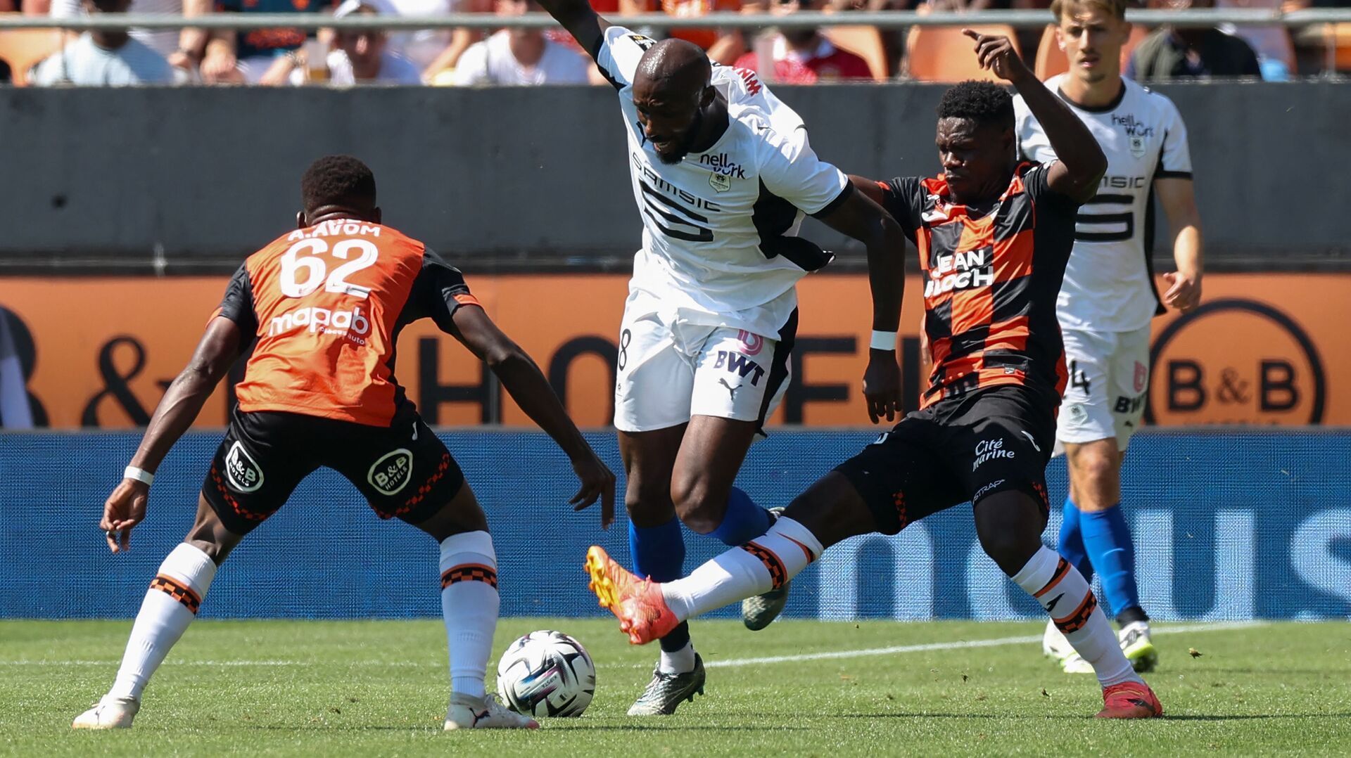 Der kæmpes om bolden mellem Lorient og Stade Rennais