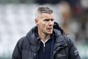 Mads Agesen stirrer til venstre