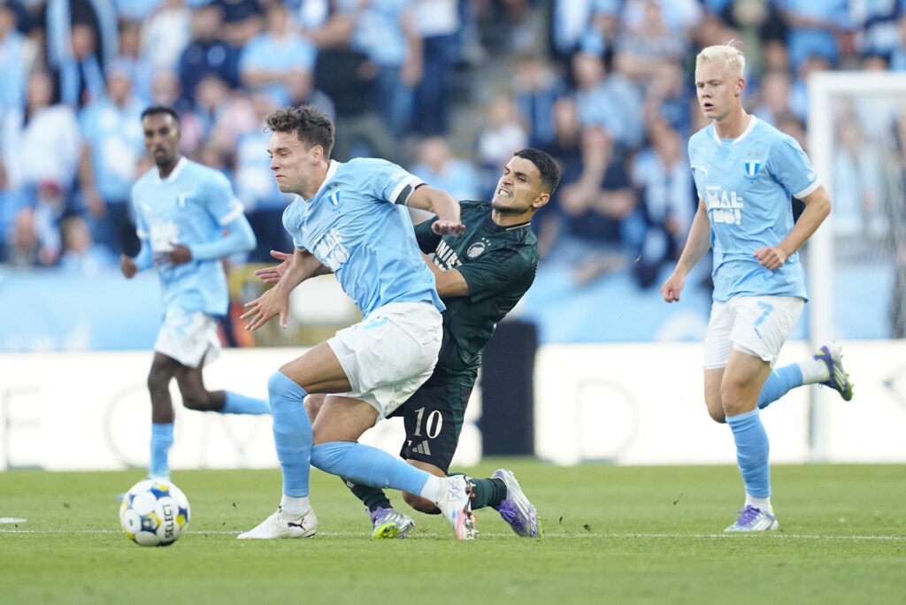 F.C. Københavns Mohammed Elyounoussi i kamp om bolden mod en Malmö FF-spiller