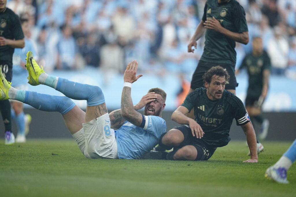 F.C. Københavns Thomas Delaney under en kamp mod Malmö FF og Pontus Jansson