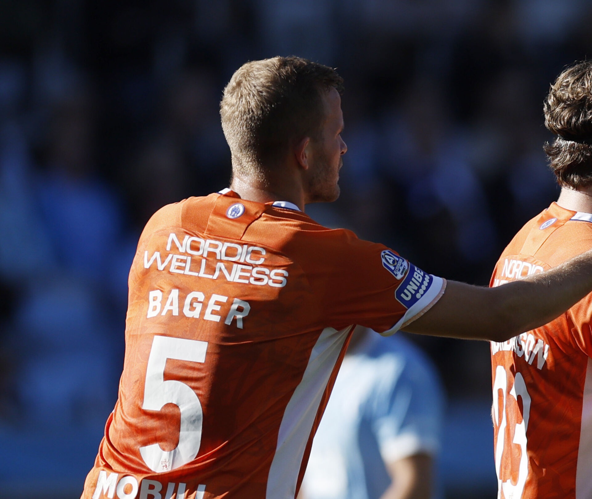 Jonas Bager rækker ud efter en holdkammerat i IFK Göteborg