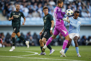 F.C. Københavns Dominik Kotarski og Malmö FF's Taha Ali i kamp om bolden.