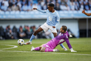 Dominik Kotarski forsøger at tackle Taha Ali under en kamp mellem F.C. København og Malmö FF