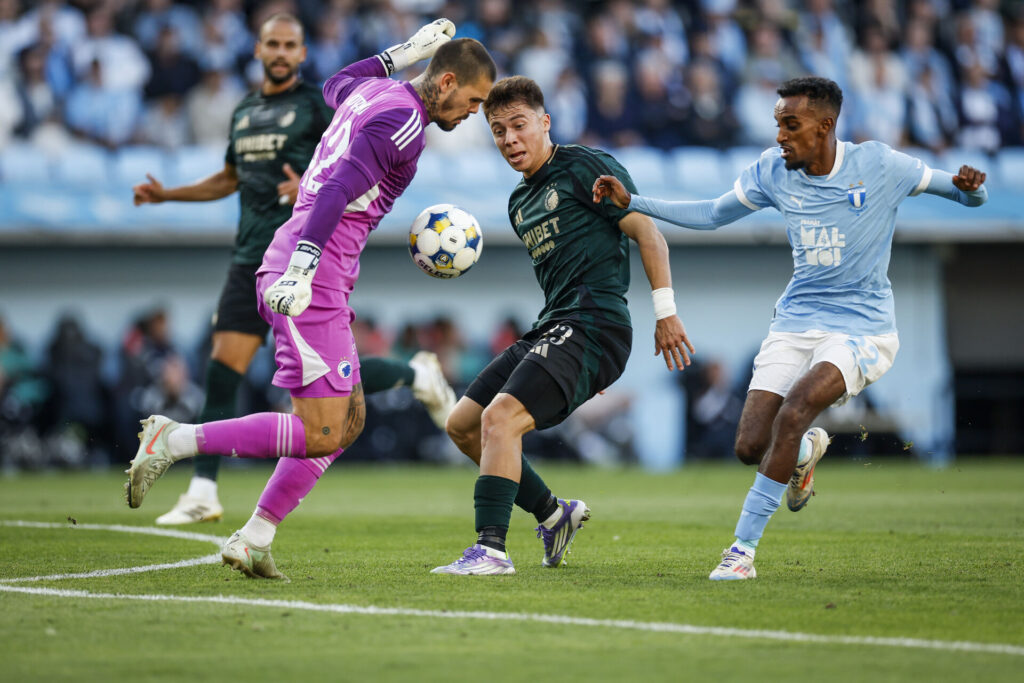 Dominik Kotarski i kamp om bolden mod Taha Ali under en kamp mellem F.C. København og Malmö FF.