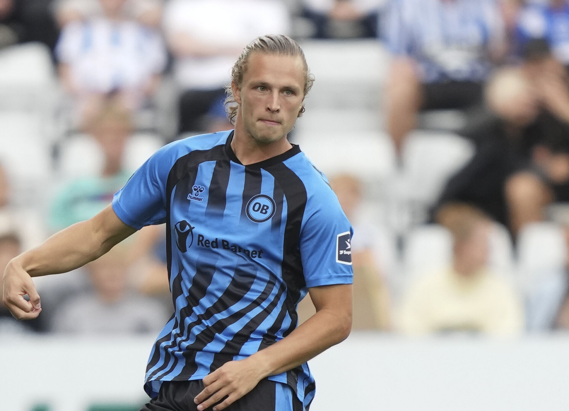 Fiete Arp sparker til bolden