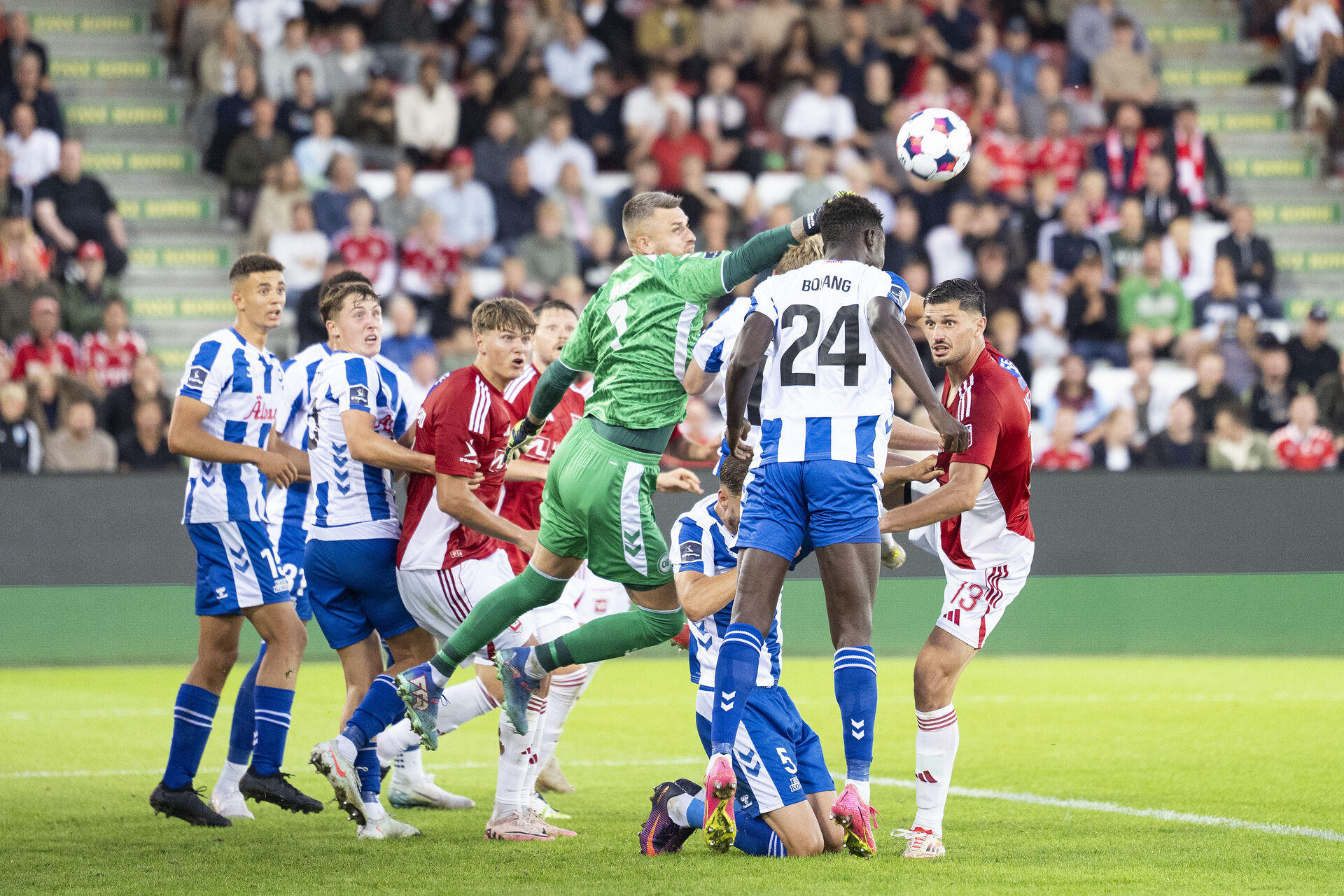 OB's Martin Hansen bokser bolden væk i et opgør mod Vejle