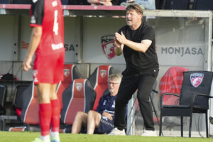 Michael Hansen klapper i hænderne ind mod banen.