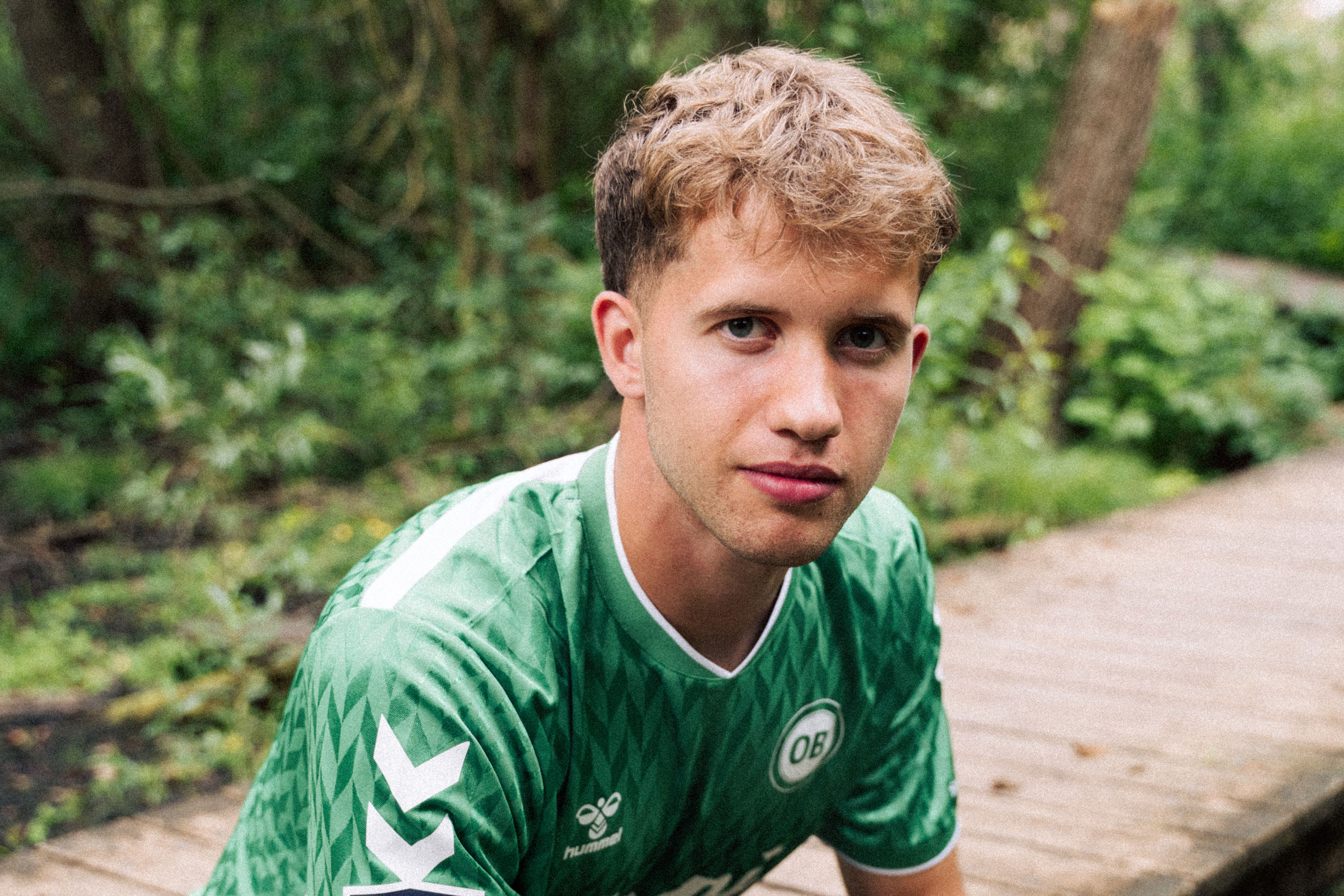 Theo Sander sidder i sin nye OB-trøje