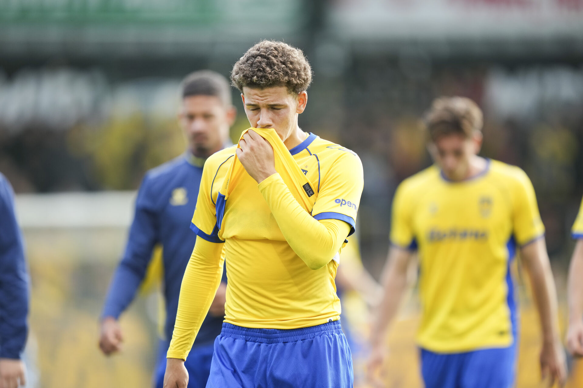 Clement Bischoff med ansigtet i trøjen.