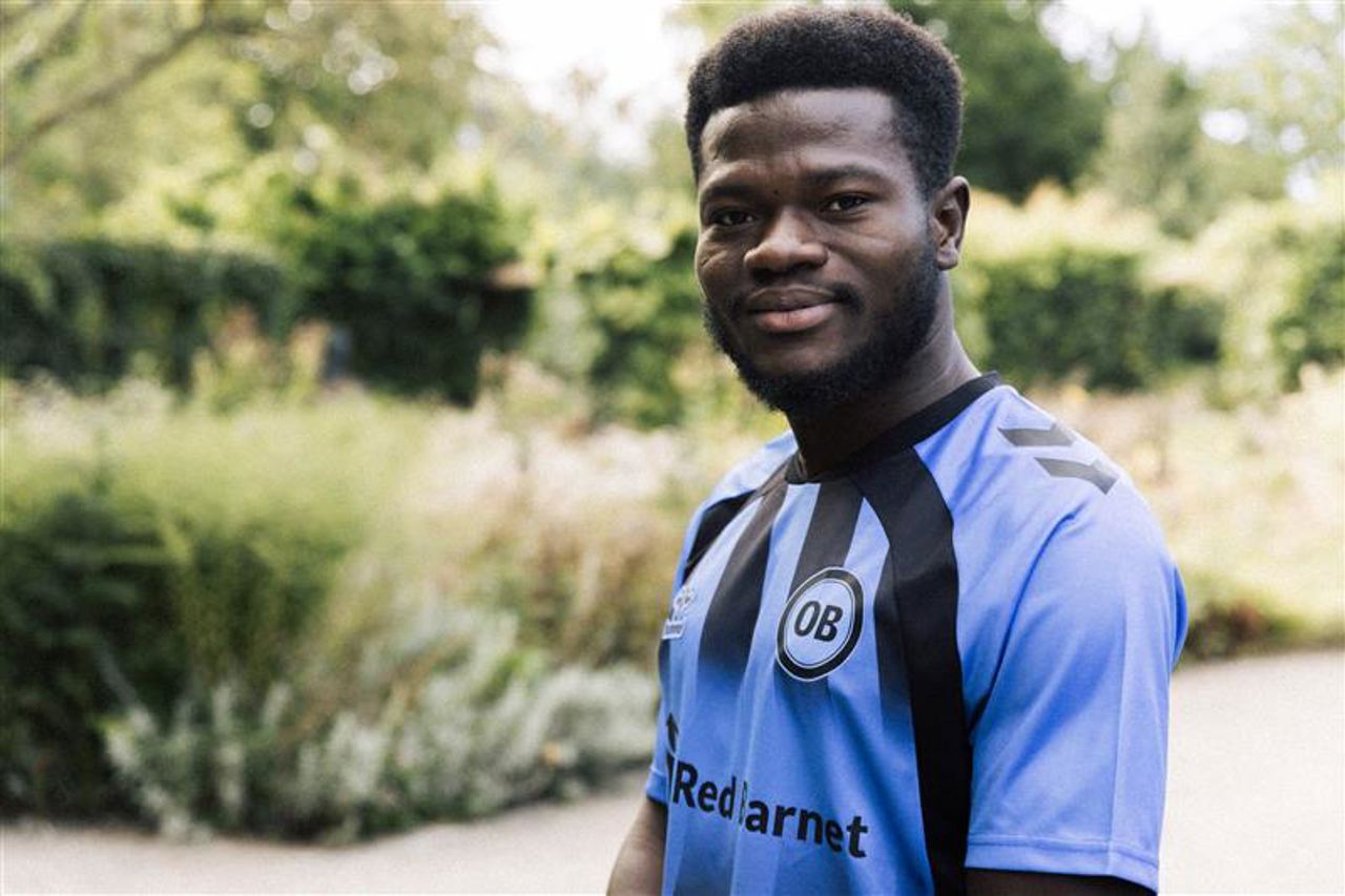 Ismahila Ouédraogo smiler i sin nye trøje