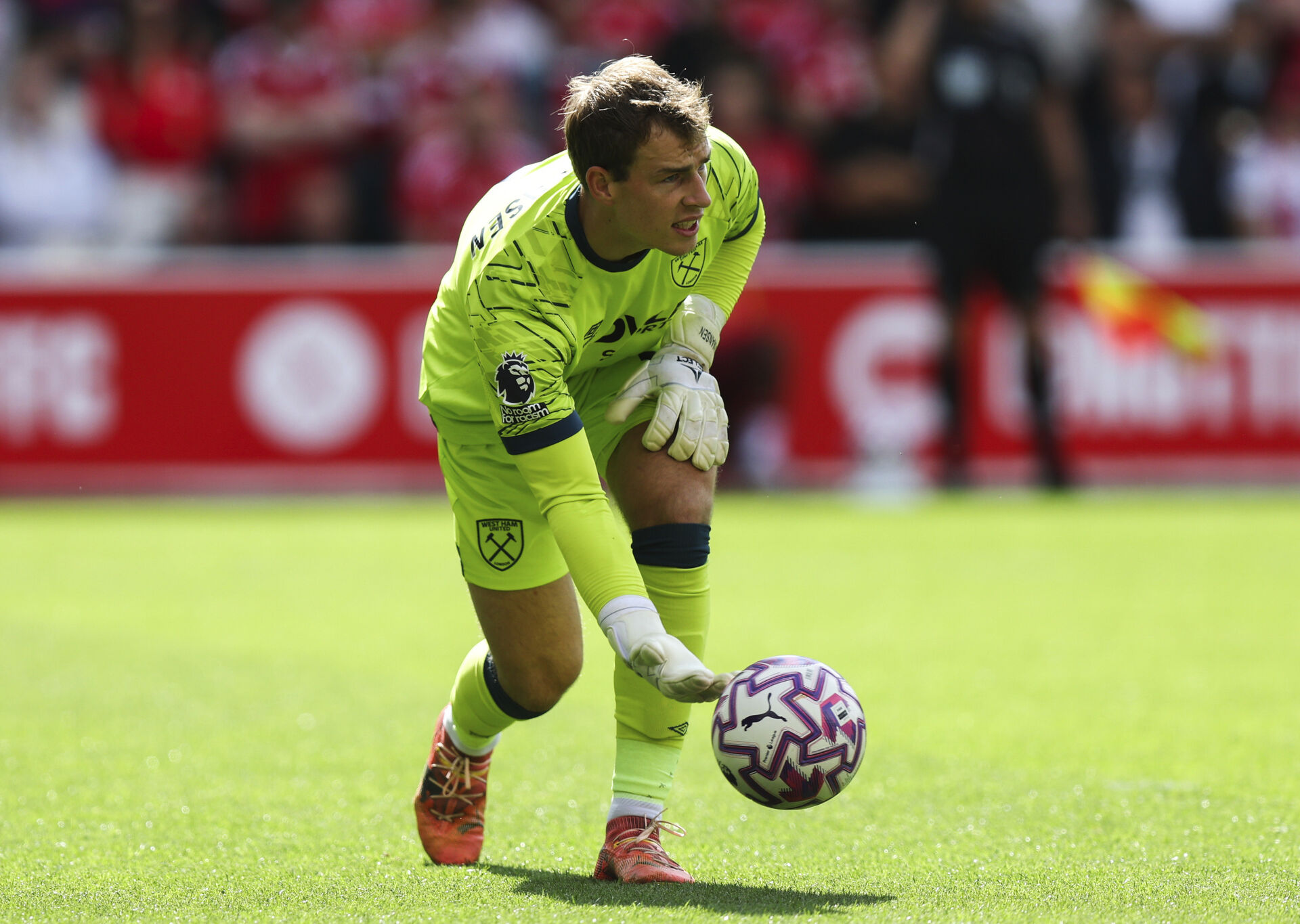 Mads Hermansen triller bolden ud