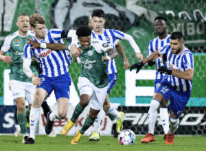 Nigel Thomas forsøger at holde fat i bolden.