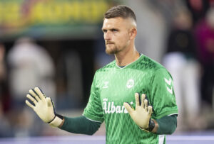 Martin Hansen med hænderne oppe