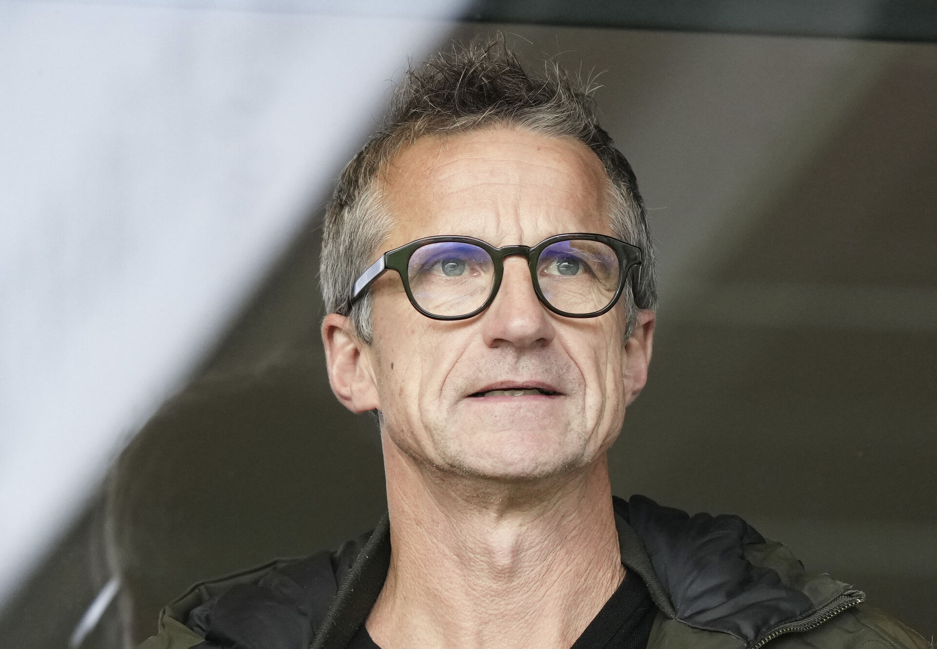 Troels Bech stirrer gennem brillerne