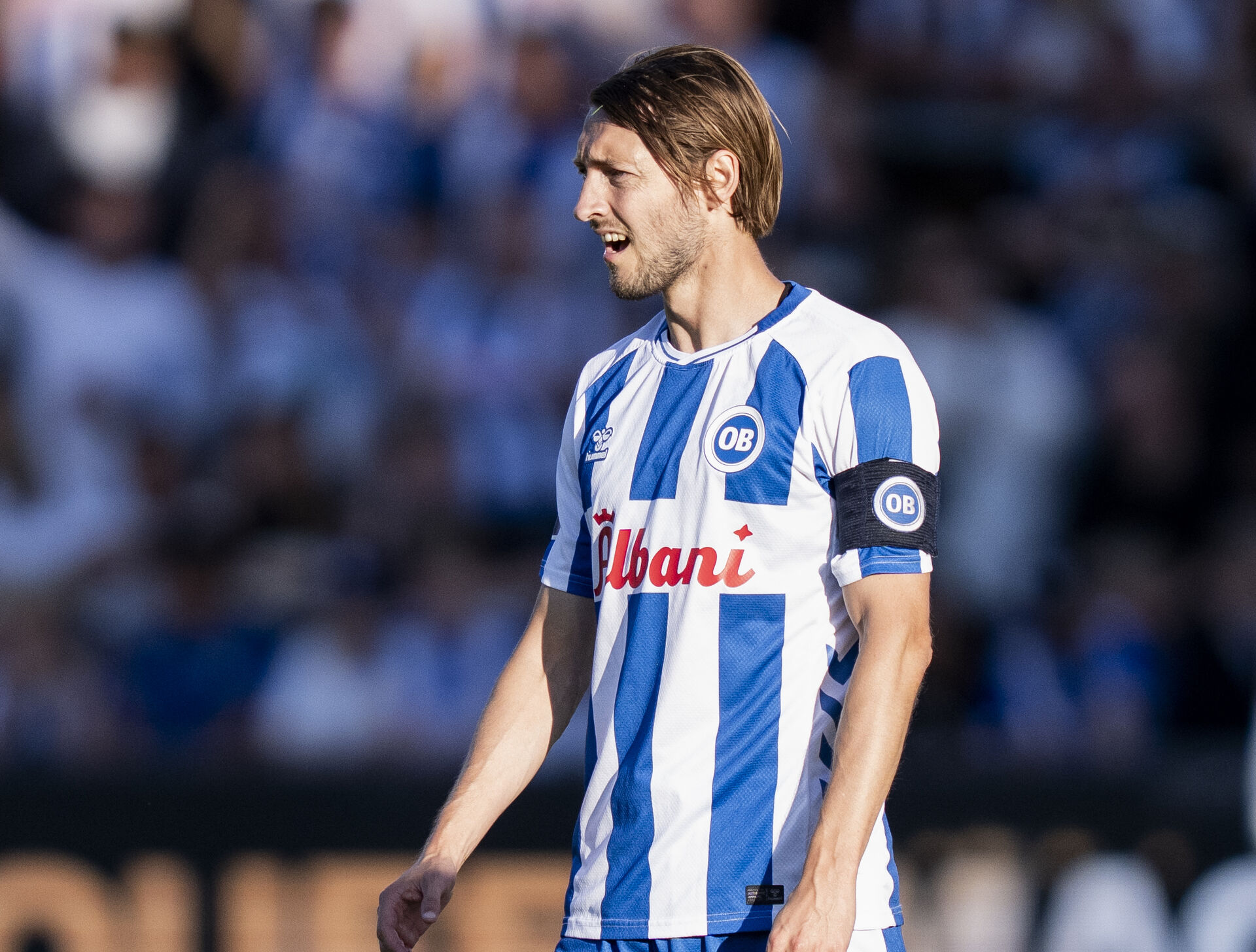 Rasmus Falk stirrer til højre