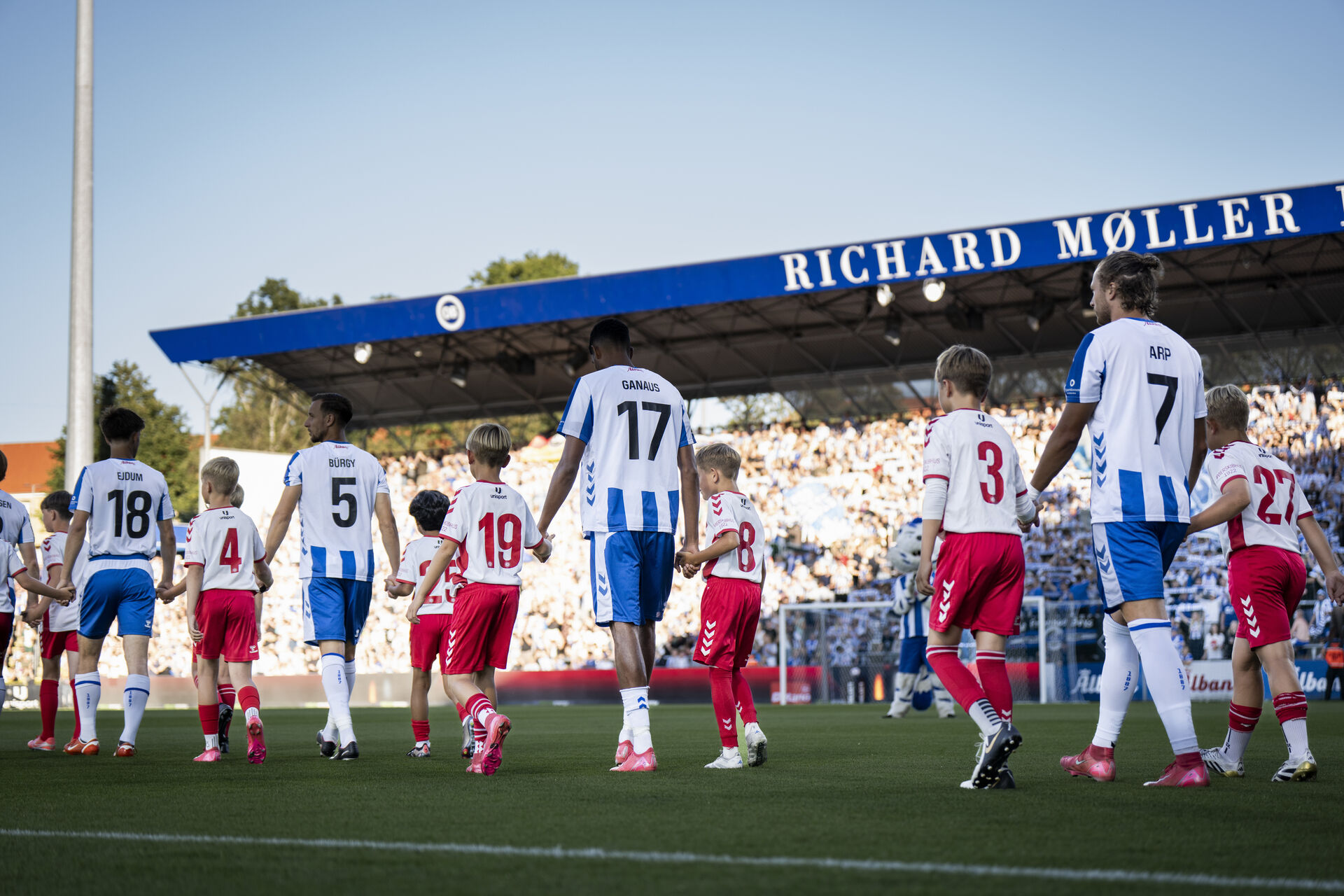 OB spiller indtræder græsset på Nature Energy Park inden kampen mod AGF.