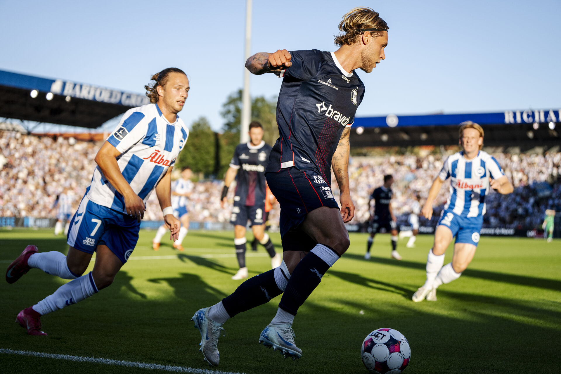Felix Beijmo løber med bolden i kamp mod OB.