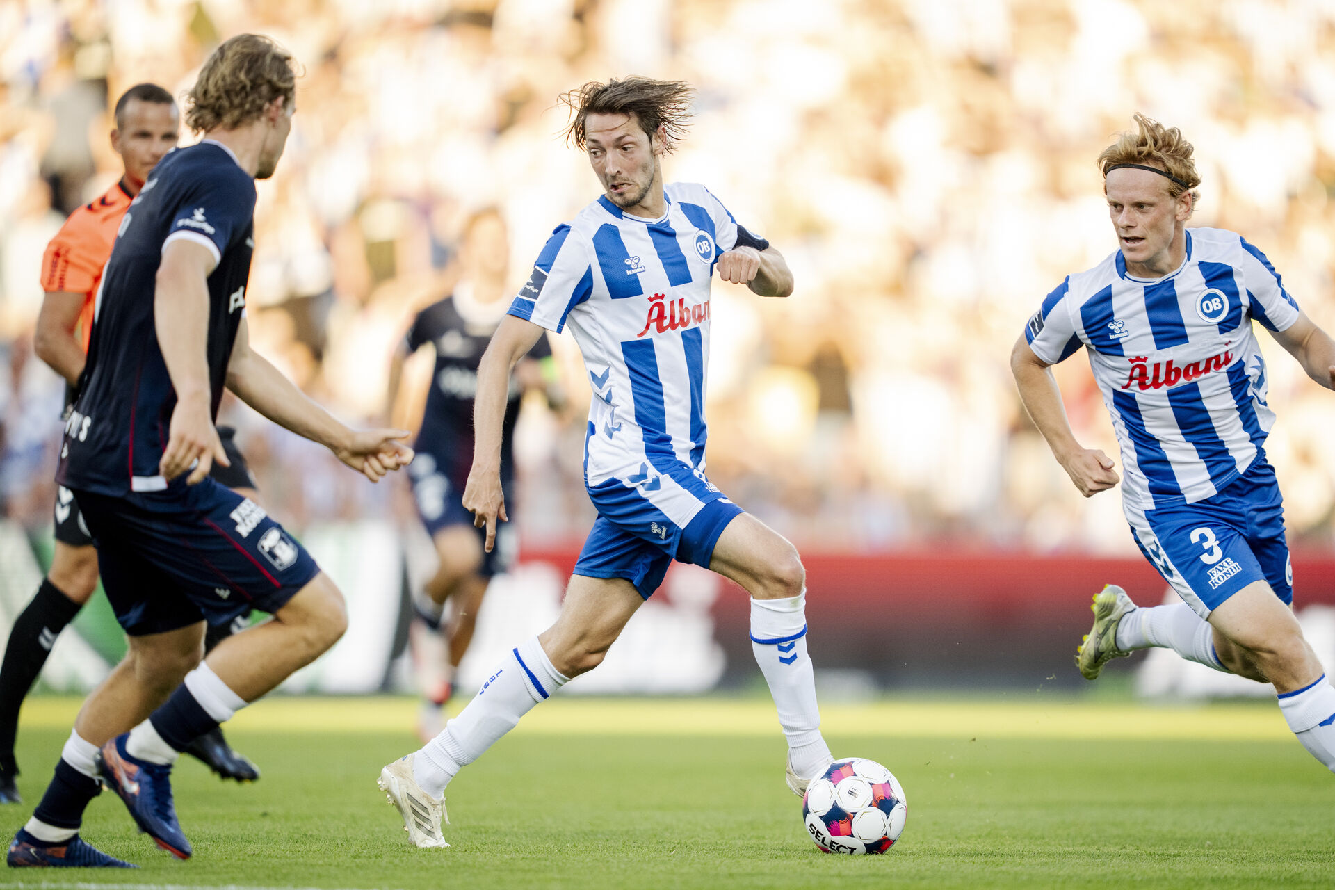 Rasmus Falk dribler med bolden mod AGF.