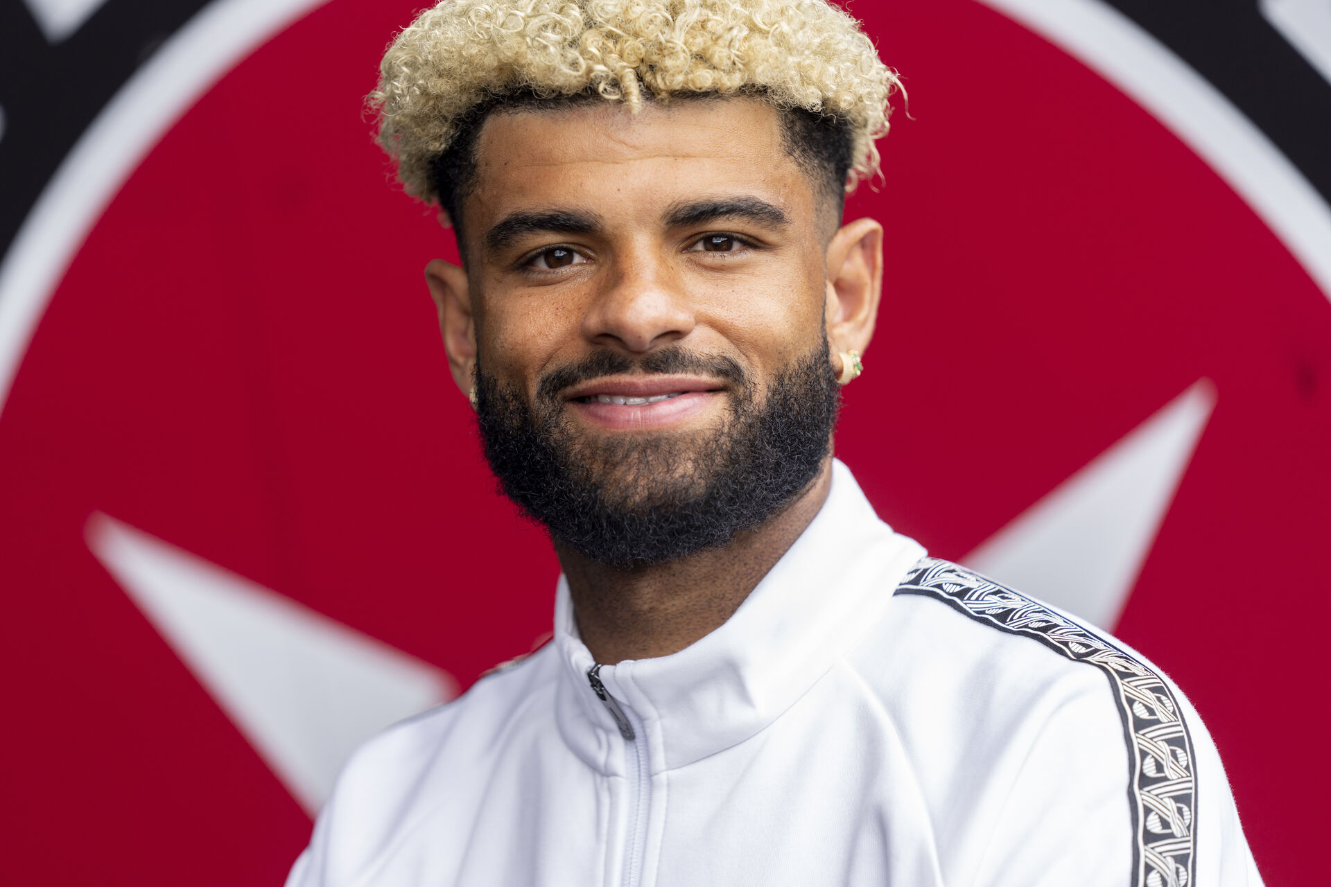 Philip Billing foran FC Midtjyllands logo.