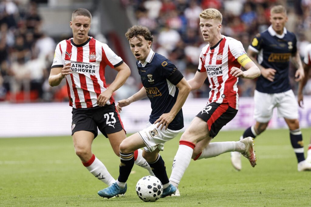 Jakob Breum dribler mod PSV Eindhoven.