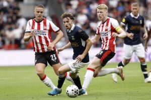 Jakob Breum dribler mod PSV Eindhoven.