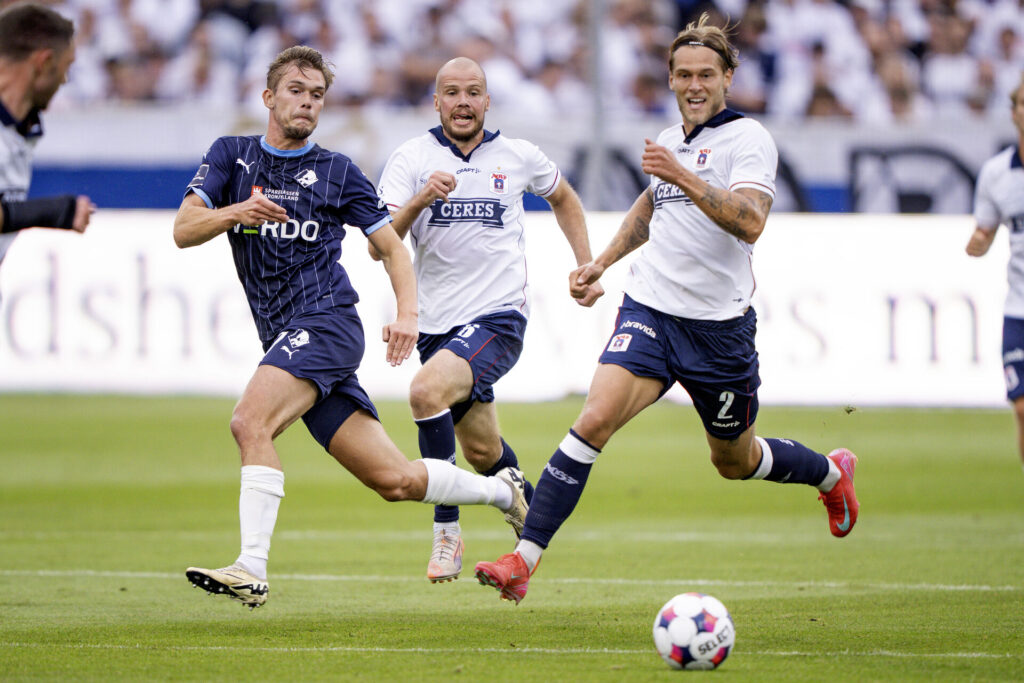 Felix Beijmo løber efter bolden i en kamp mellem AGF og Randers FC.