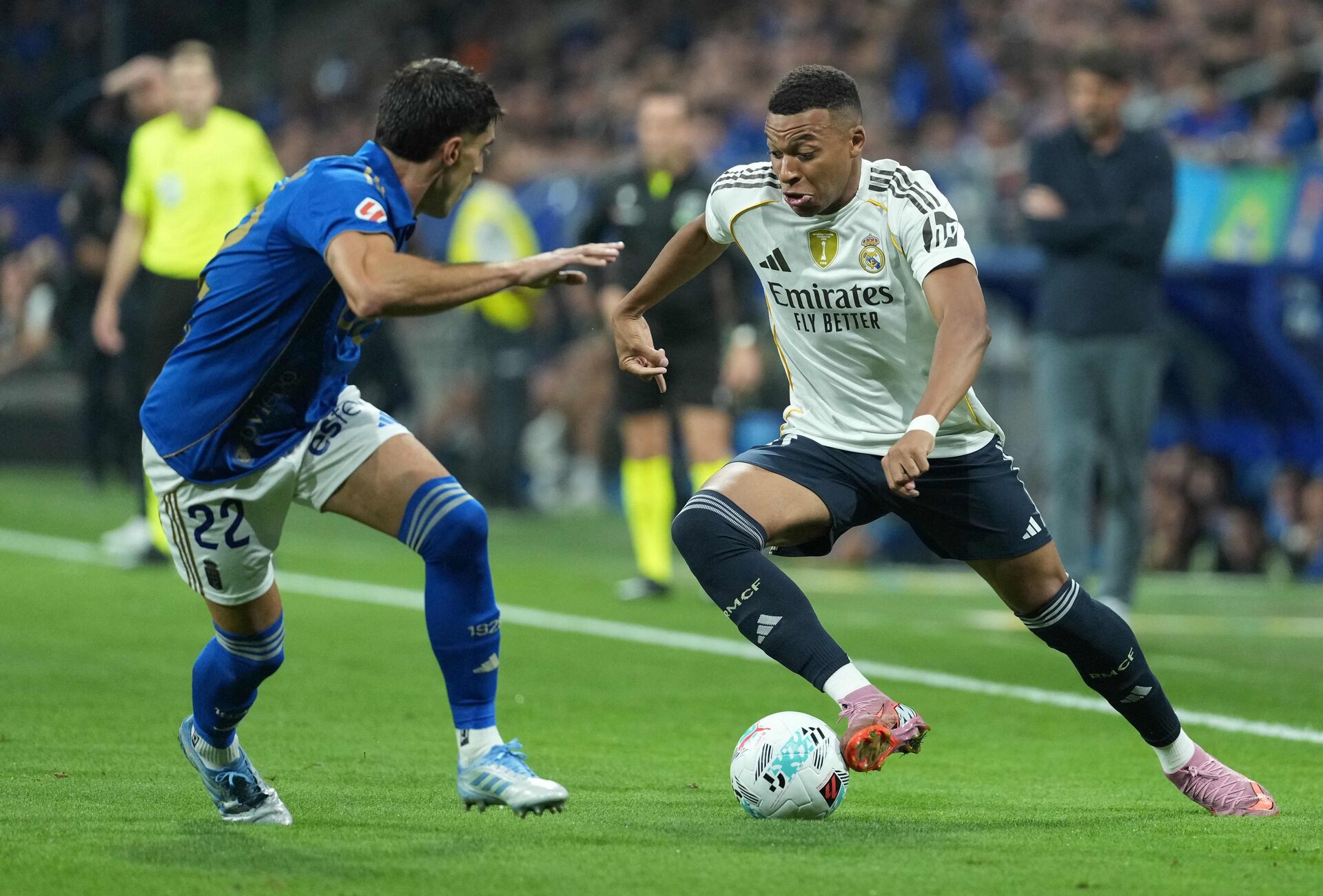 Kylian Mbappe dribler med bolden mod Real Oviedo.