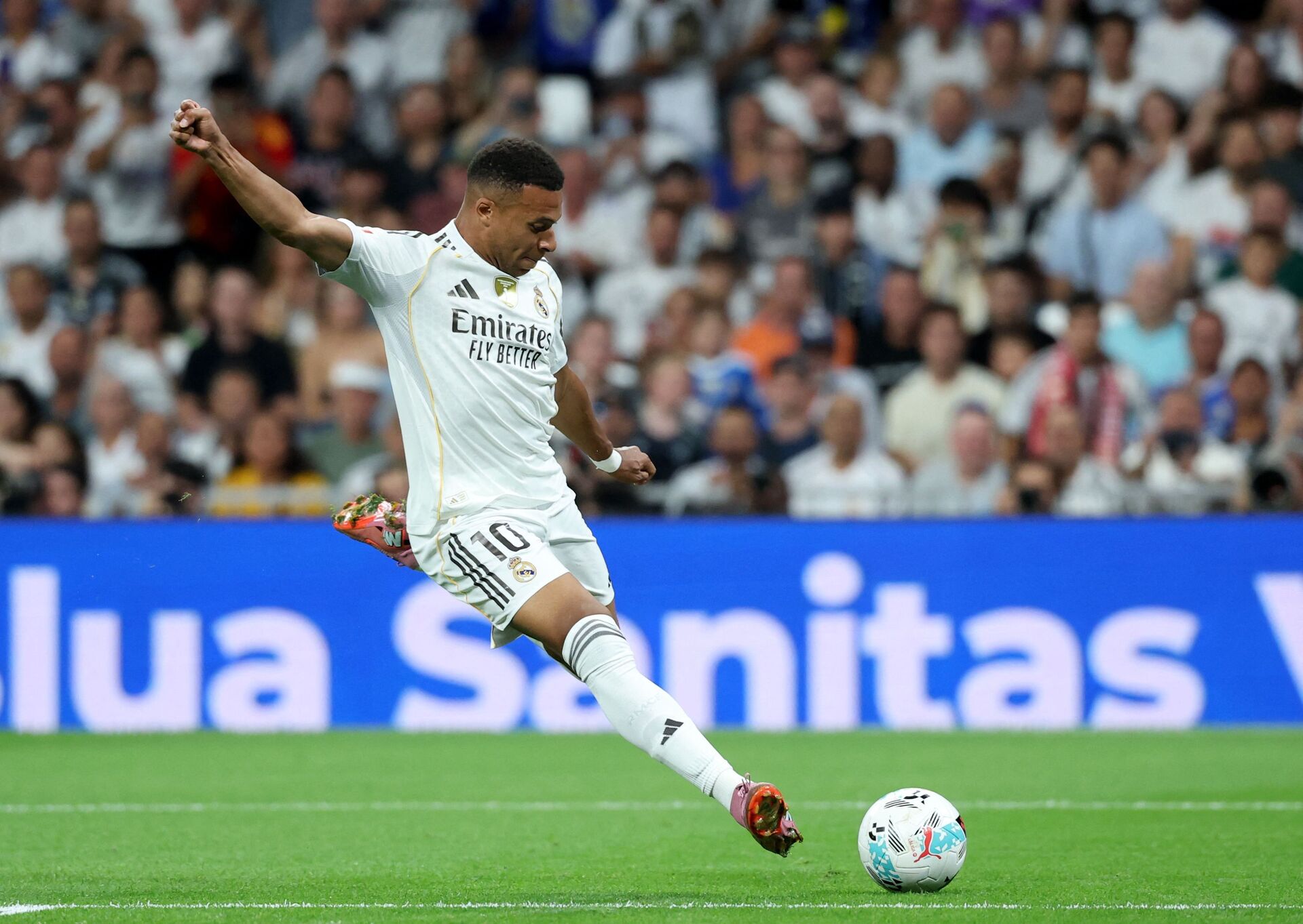 Real Madrid skyder på mål i en kamp mod Mallorca.