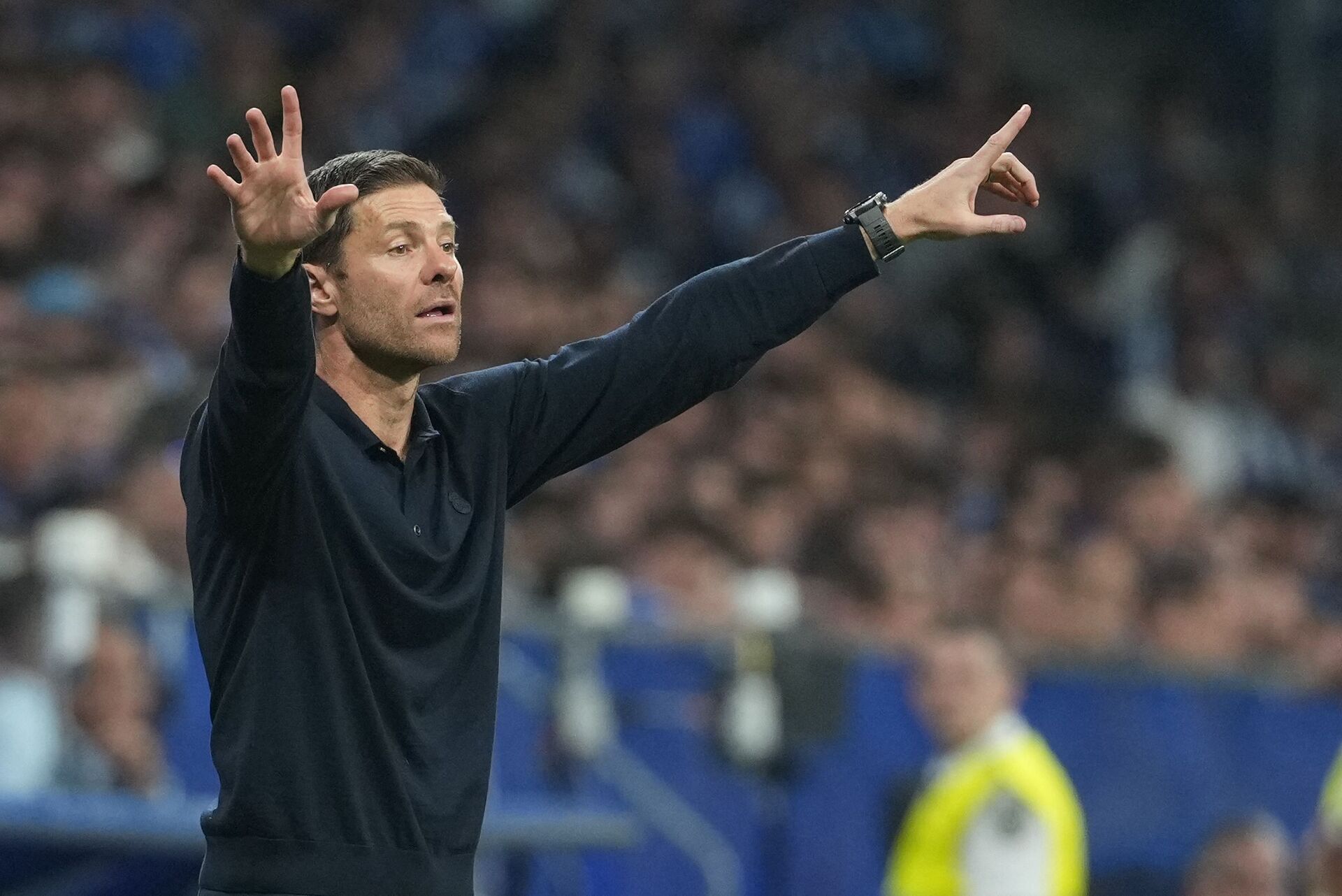 Xabi Alonso laver fagter ude på sidelinjen.