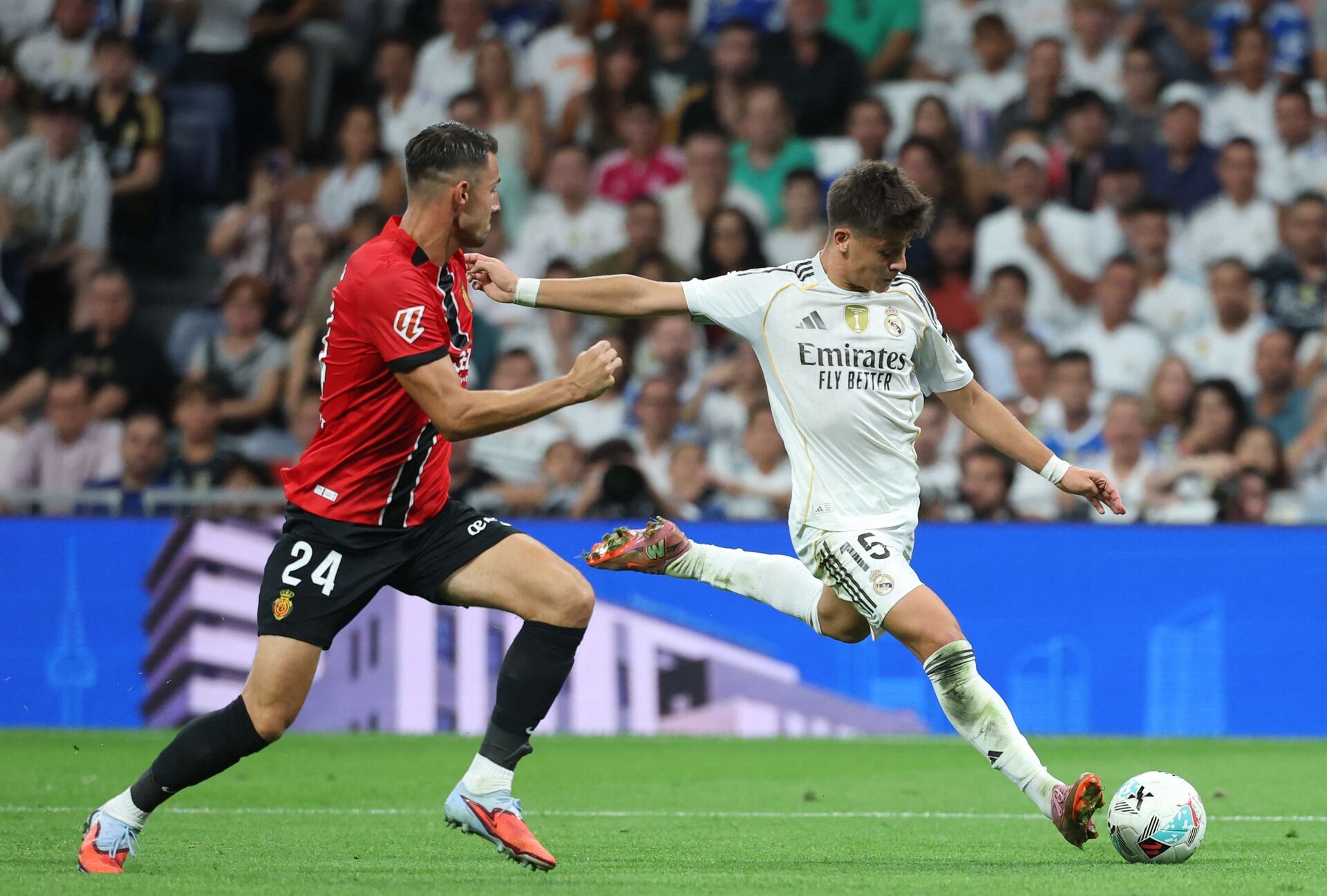 Arda Guler skyder til bolden. 