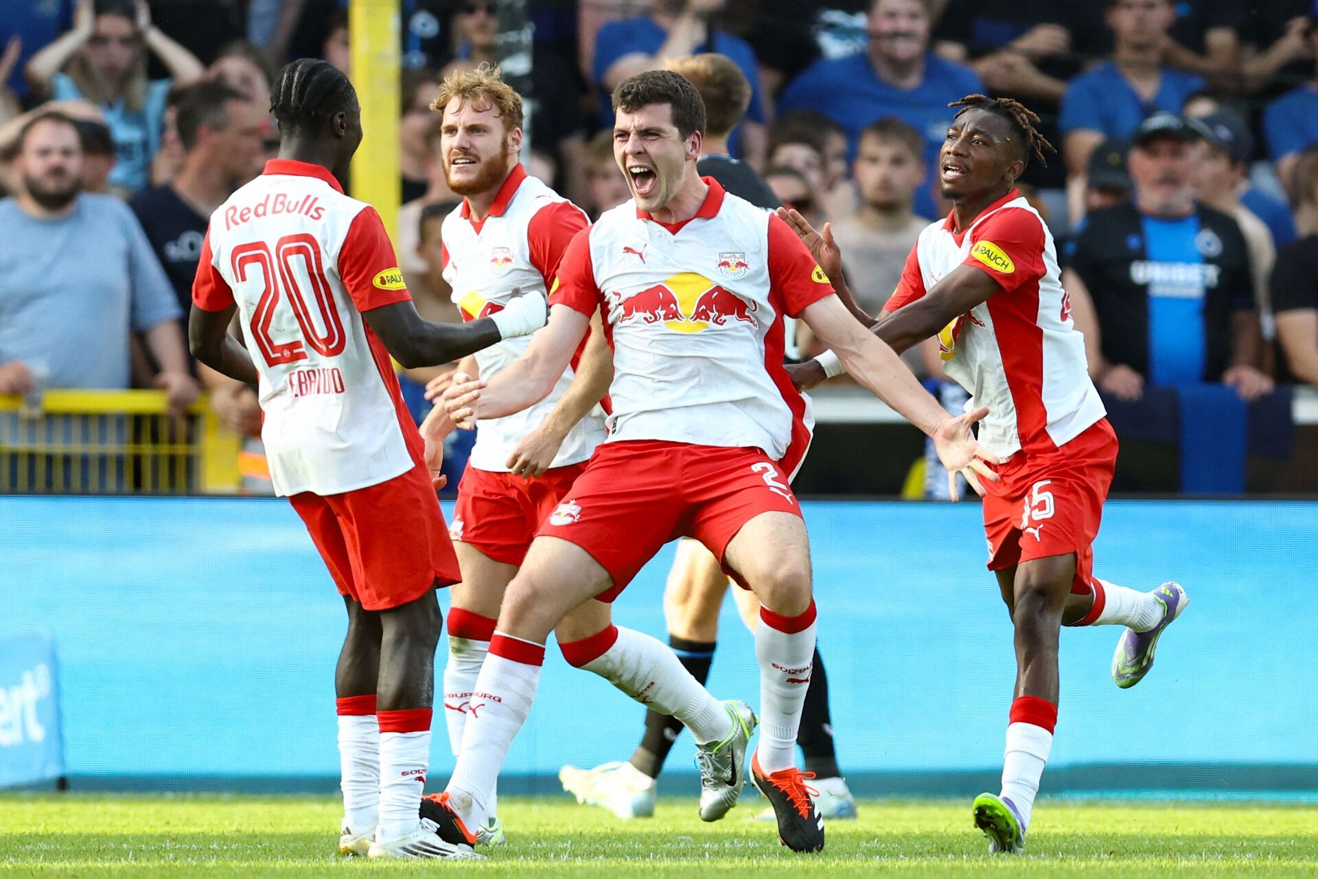 Jacob Rasmussen jubler vildt.