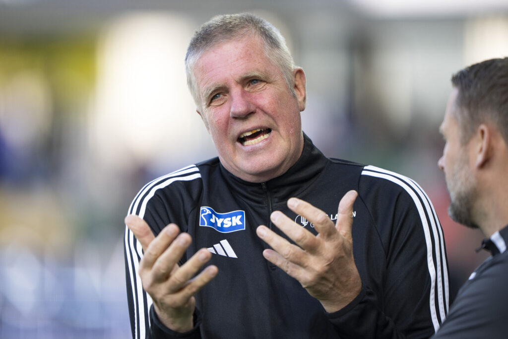 Kent Nielsen slår ud med armene